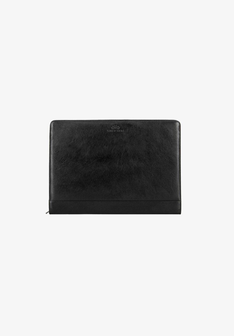 Černé kožené pouzdro na notebook s hladkým povrchem, zaoblenými rohy a decentním embosovaným logem nahoře. Má zipové uzavření na okraji.