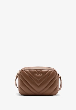 Sac bandoulière rectangulaire matelassé marron avec fermeture éclair dorée et bandoulière réglable, avec le nom de la marque Liu Jo en lettres dorées.