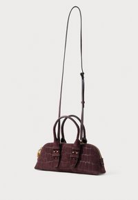 Borsa in pelle con stampa coccodrillo color borgogna, dotata di doppi manici superiori e una tracolla rimovibile. Presenta hardware in tonalità dorata e una chiusura con zip.