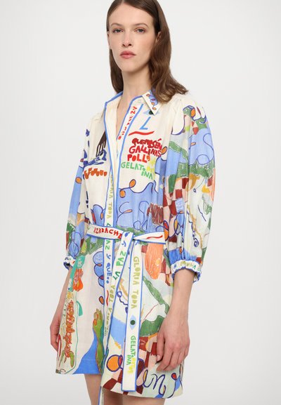 Trumpas rankovėmis suknelė iš lengvos medžiagos, papuošta spalvingomis abstrakčiomis raštų, su diržu liemeniui ir sagčių priekyje su kontrastinėmis apykaklėmis ir rankovėmis.