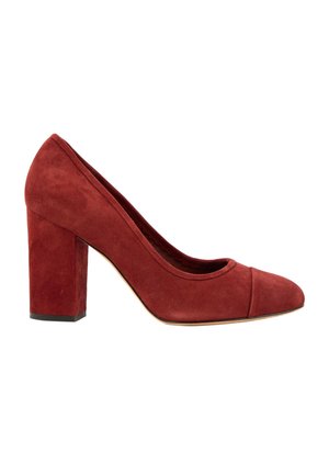 Chaussure à talon bloc en daim rouge pour femme, avec bout fermé et côtés échancrés, vue de profil sur fond blanc.