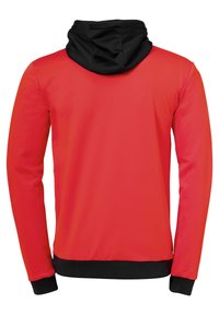 Felpa rossa con cappuccio nero. Presenta maniche lunghe, colore uniforme senza motivi, e polsini e orlo a coste neri. Tessuto morbido e liscio.