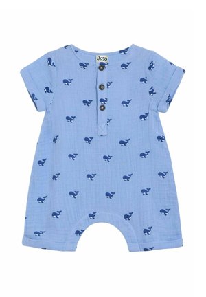 Rompers bleu clair en tissu doux, avec un imprimé de baleines partout en bleu marine. Manches courtes, col rond et détail de patte de boutonnage à trois boutons.
