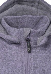 Lilla sweatshirt med høj krave, lavet af tekstureret uld. Har en lynlåslukning og et stofmærke med et logo.