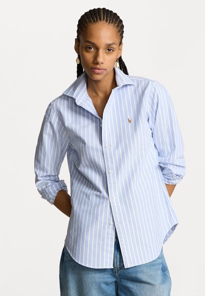 Blauw-witte verticaal gestreepte overhemd met lange mouwen en een button-down kraag, voorzien van een klein logo op de borst en opgerolde mouwen.