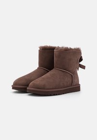 UGG MINI BAILEY BOW II - Zimné čižmy - burnt cedar