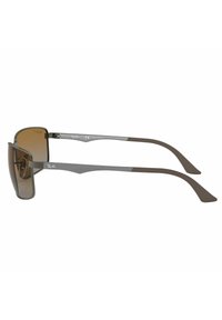 Occhiali da sole con lenti rettangolari marroni, montatura in metallo grigio e stanghette in plastica marrone. Presentano un design minimalista con lenti polarizzate.