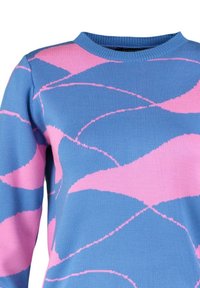 Pull en tricot bleu avec des motifs abstraits de vagues roses et un col rond, visible du torse à l'épaule.
