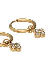 Aros de oro con un charm texturizado que presenta cuatro cristales transparentes dispuestos en un diseño floral. La superficie está pulida y suave.