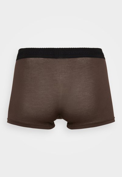 Boxeri maro cu o textură ribbed, având un brâu elastic negru cu numele brandului afișat proeminent.