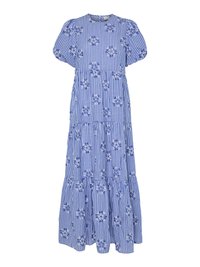 Blå rutiga klänning med blommig broderi, korta puffärmar och en tärnad kjol. Har en rund halsringning och en flödande silhuett.