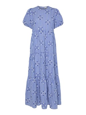 Abito in gingham blu con ricami floreali, maniche a puff corte e gonna a strati. Presenta un collo rotondo e una silhouette fluente.