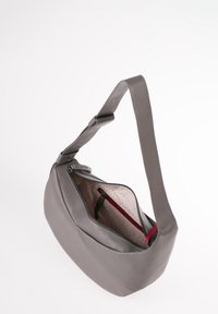 Borsa a tracolla in pelle grigia con finitura liscia, dotata di una chiusura superiore con zip, tasca interna con zip rossa e tracolla piatta.