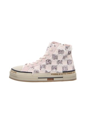 High-Top-Sneaker aus pinkfarbenem Canvas mit einem Schachbrettmuster aus glitzernden Quadraten. Gummispitze und ein Slogan auf der Sohle gedruckt.
