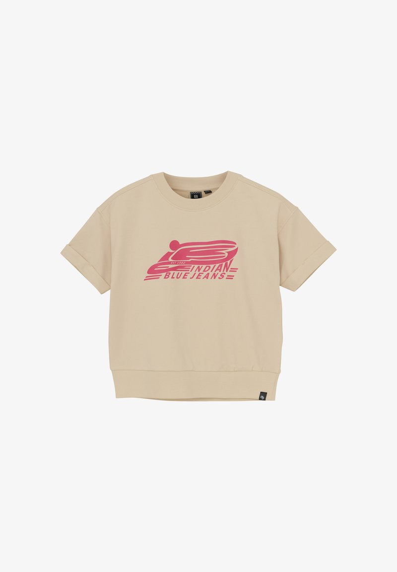 Sweatshirt beige à manches courtes avec un col et un ourlet côtelés. Présente un imprimé graphique coloré avec les mots "INDIAN BLUE JEANS." Texture douce.