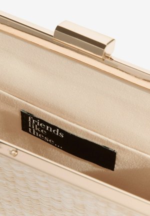 Pochette in oro metallico con esterno bianco testurizzato. Interno in tessuto beige morbido e una targhetta nera con la scritta "friends like these...".