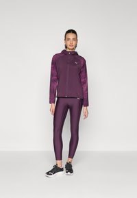 Puma RUN FAVORITE AOP WOVEN JACKET W - Chaqueta de running - midnight plum