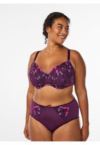 Vijolični komplet spodnjega perila z rožnatim in sivim cvetličnim vezenjem. Modrček ima žice in nastavljive naramnice; hlačke z visokim pasom.