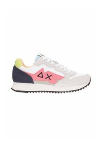 Zapatilla deportiva con un cuerpo de malla blanca, acentos en rosa y azul, suela de goma negra y un diseño zigzag único. Presenta paneles texturizados.