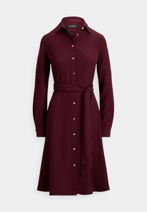 Bordové košeľové šaty s úzkym golierom, dlhými rukávmi, zlatými gombíkmi po celej prednej strane a pásikom v rovnakom odtieni, vyrobené z hladkej tkaniny.