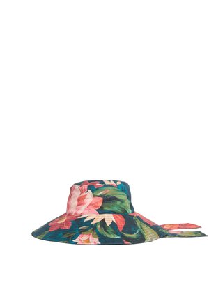 Pălărie tip găleată cu boruri largi, cu model floral roz și roșu pe fundal verde și albastru, având o panglică lungă din material în spate.