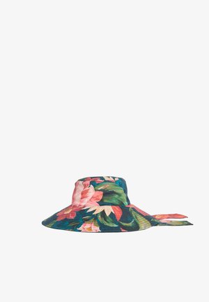 Széles karimájú vödörsapka rózsaszín és piros virágmintával zöld és kék háttéren, hátul hosszú textilszalaggal.