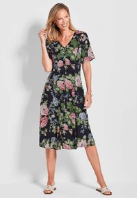 Blumenkleid mit schwarzem Hintergrund, das rosa und blaue Rosen sowie grüne Blätter zeigt. V-Ausschnitt, kurze Ärmel, knielang mit lockerer Passform.