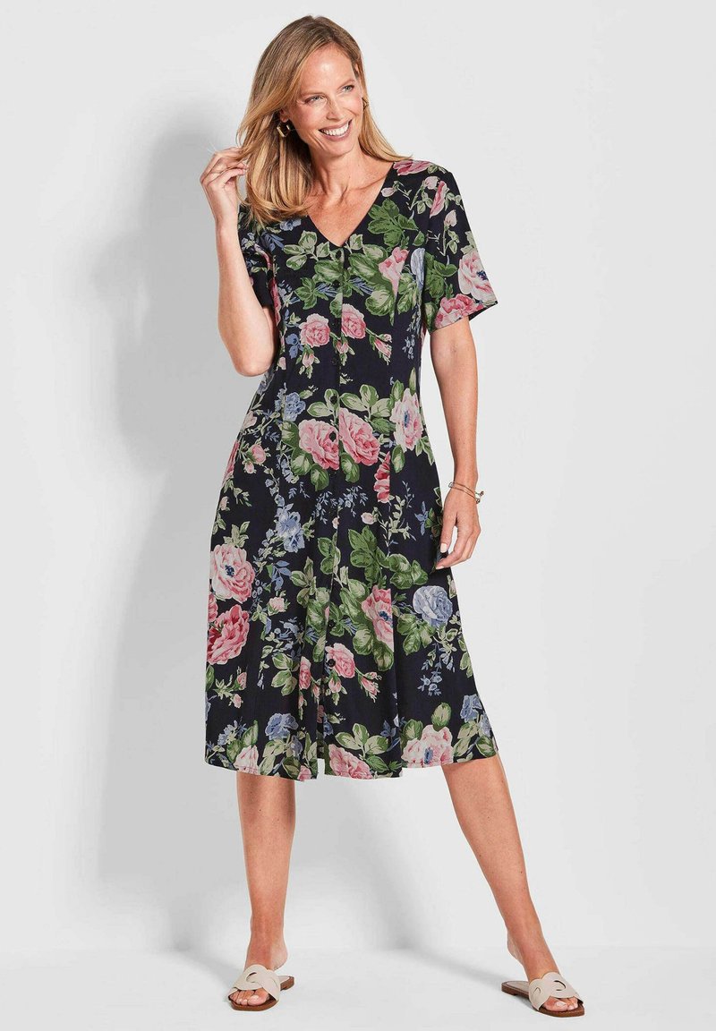 Blumenkleid mit schwarzem Hintergrund, das rosa und blaue Rosen sowie grüne Blätter zeigt. V-Ausschnitt, kurze Ärmel, knielang mit lockerer Passform.