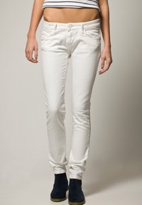 Jeans skinny blancs en denim, avec un design traditionnel à cinq poches, fermeture par bouton et un léger stretch pour un meilleur confort.