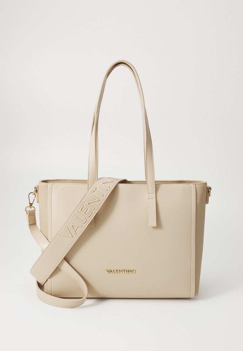 Beige-tote laukku, jossa on kaksi kahvaa ja irrotettava olkahihna, varustettu kohokuvioidulla "Valentino"-logolla ja sileällä pinnalla. Kulta-hälyttimet.