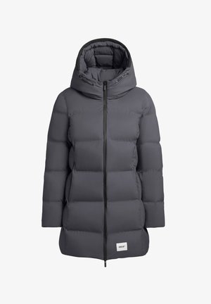 Polstret grå parka med hætte, der har en frontlynlås og et lille logo-patch. Glat tekstur med en kontureret design og tyk isolering.