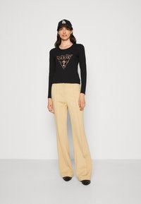 Guess LEO TRIANGLE TEE - Pitkähihainen paita - jet black