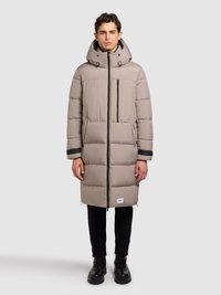 Puffrová bunda svetlo béžovej farby, má kapucňu, predný zips a bočné vrecká. Vyrobená z prešívaného materiálu s tmavými lemami.