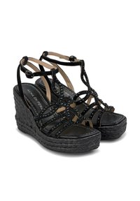 Sandali wedge neri in materiale sintetico, con dettagli in juta intrecciata, cinturini con perline e design aperto sulla punta.