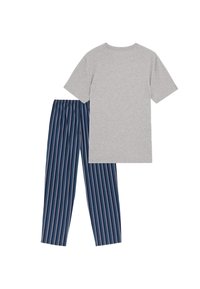 T-shirt grigia in cotone abbinata a pantaloni a righe blu e bianche. La t-shirt ha una vestibilità comoda, mentre i pantaloni presentano una cintura elastica.