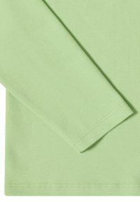 Vihreän sävyinen pitkähiha-paita, jossa pehmeä materiaali ja siististi ommellut reunat sekä kalvosimet.