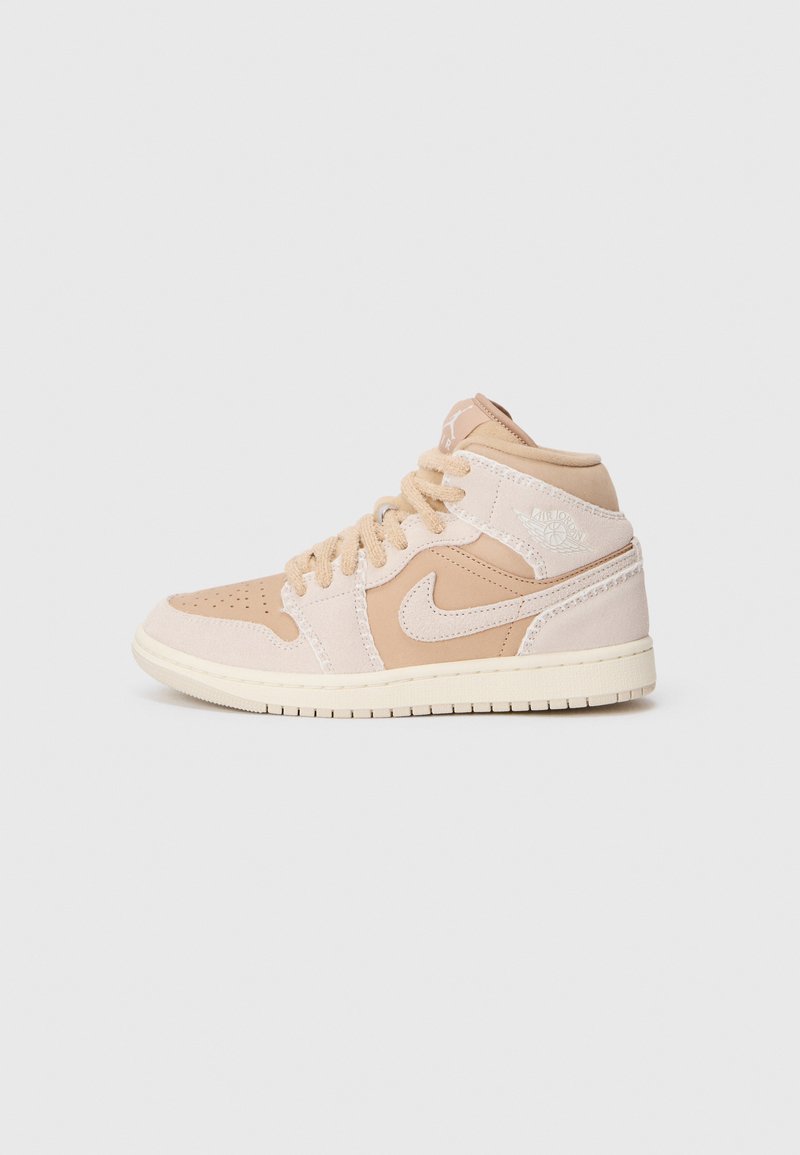 Svetlé vysoké tenisky Nike v béžovej a svetlej hnedej semišovej úprave. Vlastnosti zahŕňajú perforovanú špičku, polstrovaný golier a kontrastné logo swoosh.