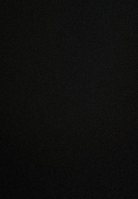 Svart texturerad tyg med ett fint, vävt mönster och en matt finish. Ytan verkar slät med jämnt fördelade fibrer.