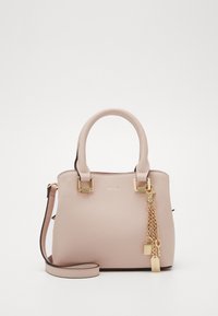 Różowa syntetyczna torebka z elementami w złotym odcieniu, podwójnymi górnymi uchwytami, odpinanym paskiem oraz ozdobnym łańcuszkiem z zapięciem w kształcie zamka i klucza.