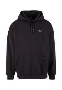 Čierna mikina s kapucňou z jemného materiálu, obsahujúca klokanie vrecko, kapucňu so šnúrkou a malé biele logo na hrudníku. Voľný strih.