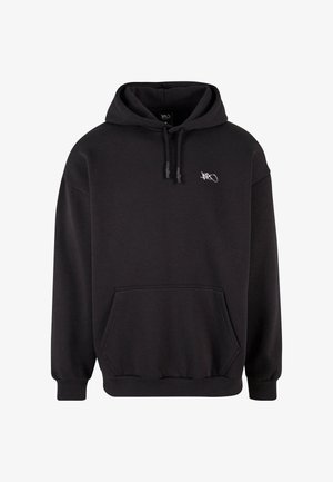 Czarna bluza z kapturem, wykonana z miękkiego materiału, z kieszenią kangurką, kapturem ze sznurkiem oraz małym białym logo na piersi. Luźny fason.
