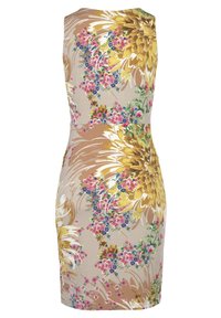 Sukienka bez rękawów w beżowy kwiatowy wzór z dużymi żółtymi kwiatami i kolorowymi akcentami. Dopasowany krój, gładki materiał, długość do kolan.