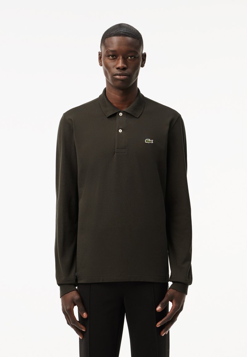 Polo a maniche lunghe verde scuro con colletto, dotato di una patta con tre bottoni e logo ricamato sul petto, realizzato in tessuto morbido.