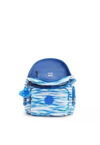 Blå ryggsäck med ett vågigt vattenmönster, dragkedjefack, gummilogga och en blå plyschnyckelring fäst vid dragkedjan.