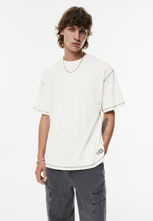 PULL&BEAR WITH CONTRAST SEAMS - T-paita - white