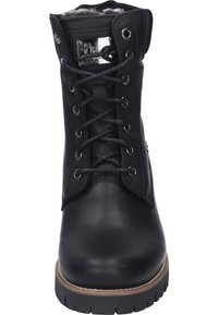 Schwarze Leder-Ankle-Boots mit runder Zehenpartie, Schnürung vorne, silbernen Hardware-Details und einer strukturierten Sohle für besseren Halt. Gefüttert mit weichem Material.