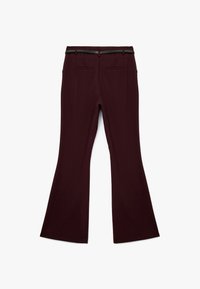 Bordeaux geklede broek met een gladde textuur, met een brede tailleband en twee achterzakken. Inclusief een donkergroene riem.