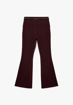 Burgunderfarbene Schlaghose mit glatter Textur, breitem Bund und zwei Gesäßtaschen. Inklusive eines dunkelgrünen Gürtels.