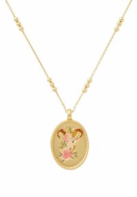 Guldkæden har en oval vedhæng, der viser et vædderhoved med blomsteraccentuer i pink og grøn, sat på en tekstureret guldbaggrund.