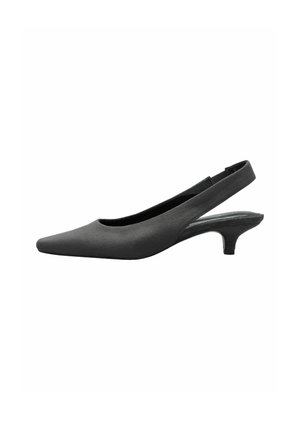 Schwarzer Slingback-Kittenheel-Schuh mit spitzer Spitze und niedrigem, schmal zulaufendem Absatz, von der Seite auf weißem Hintergrund gezeigt.